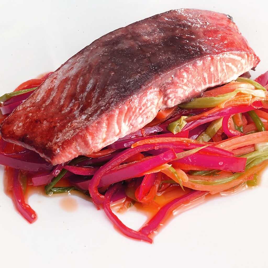 Lachs mit Peperoni, grünen Zwiebeln und Karotten