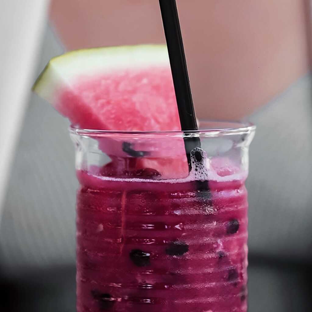 Limonade mit Wassermelone und Himbeeren
