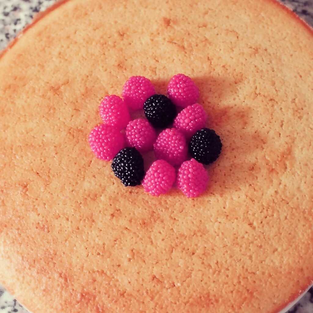 Mannik auf Kefir mit Sultaninen und Beeren