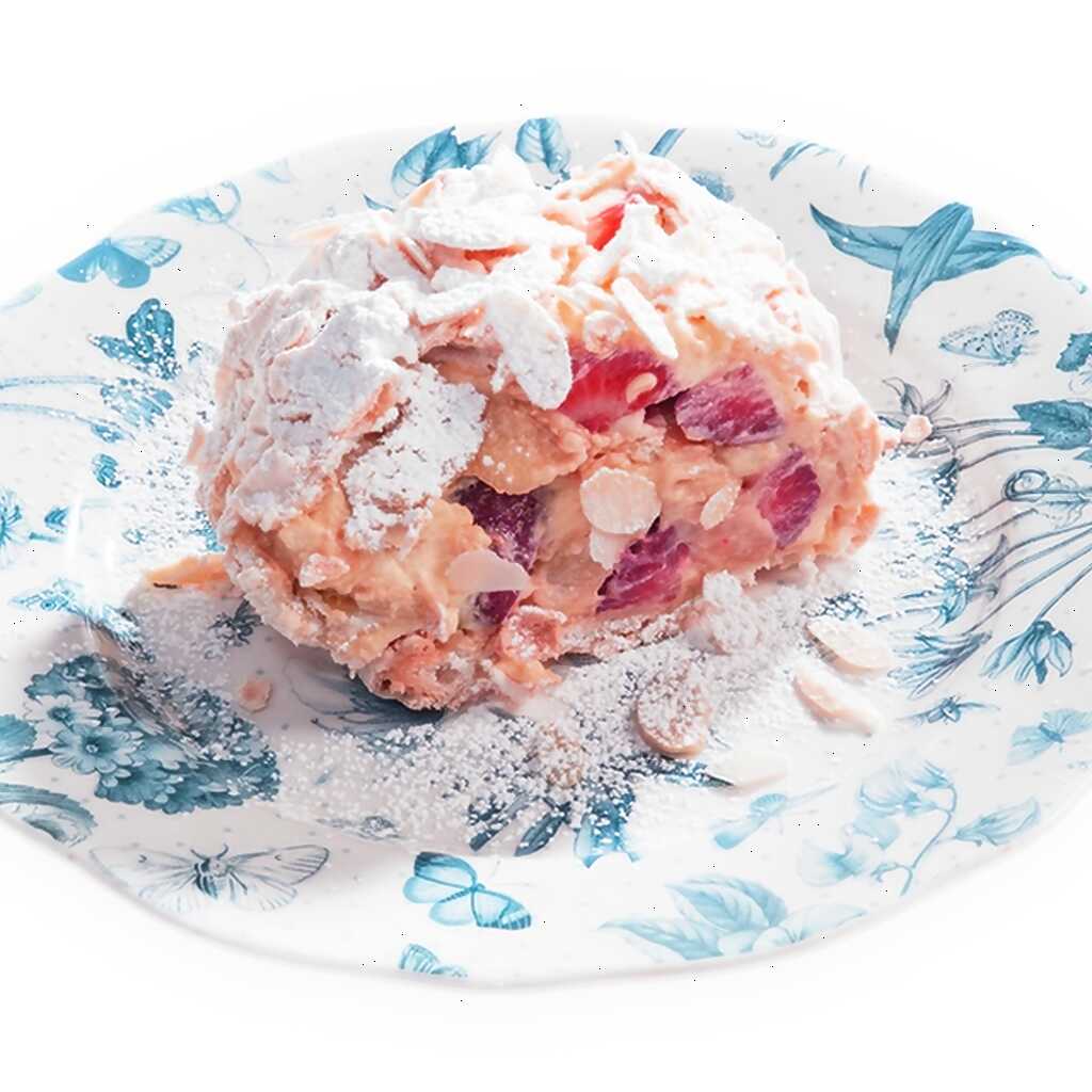 Meringue-Rolle mit Erdbeeren