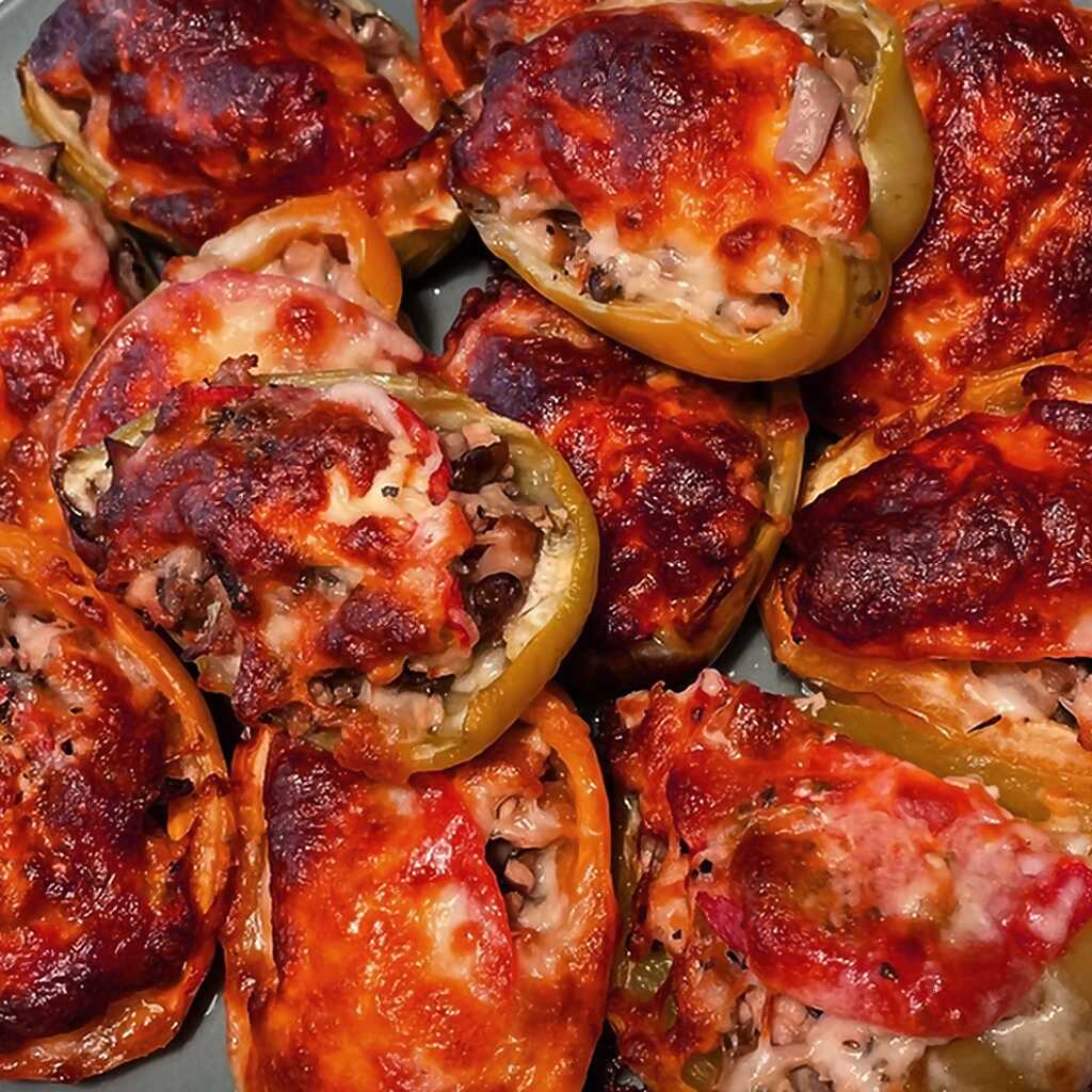 Mit Hühnerhackfleisch gebackene Paprika unter einer Käsekruste