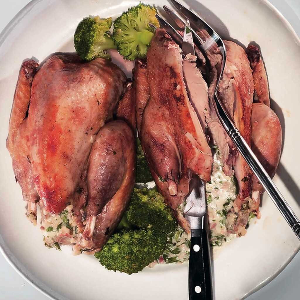 Mit Hüttenkäse und Schinken gefüllter Hering