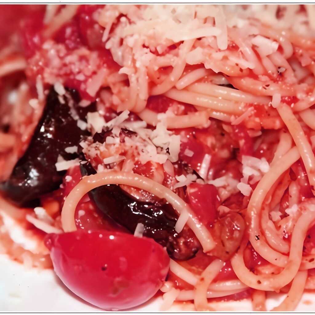 Nudeln mit Kirschtomaten, Oliven und Parmesan