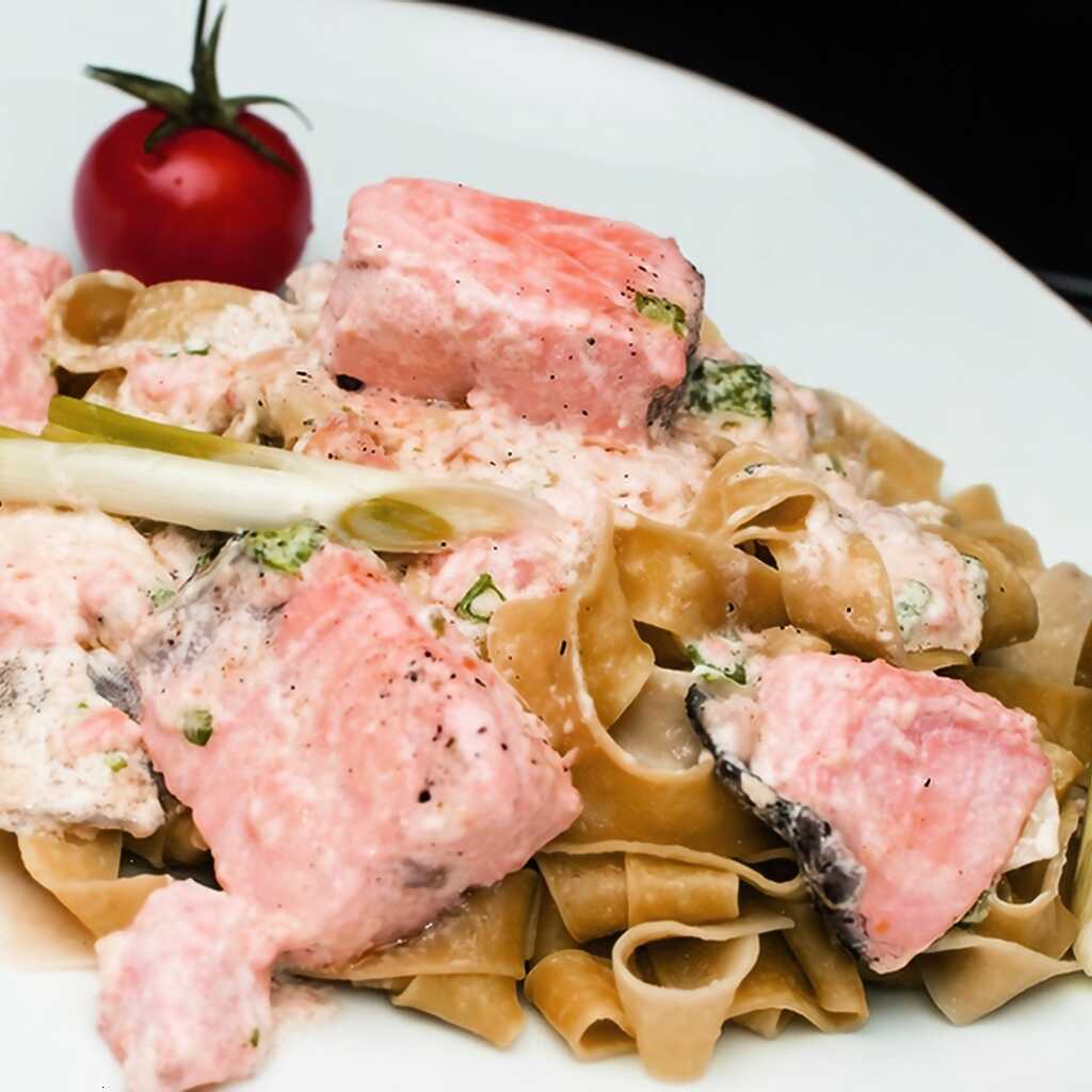 Nudeln mit Lachs in Sahnesoße und Knoblauch