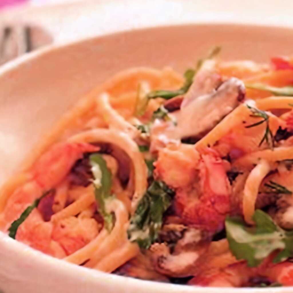 Nudeln mit Shrimps und Pilzen in cremiger Senfsauce