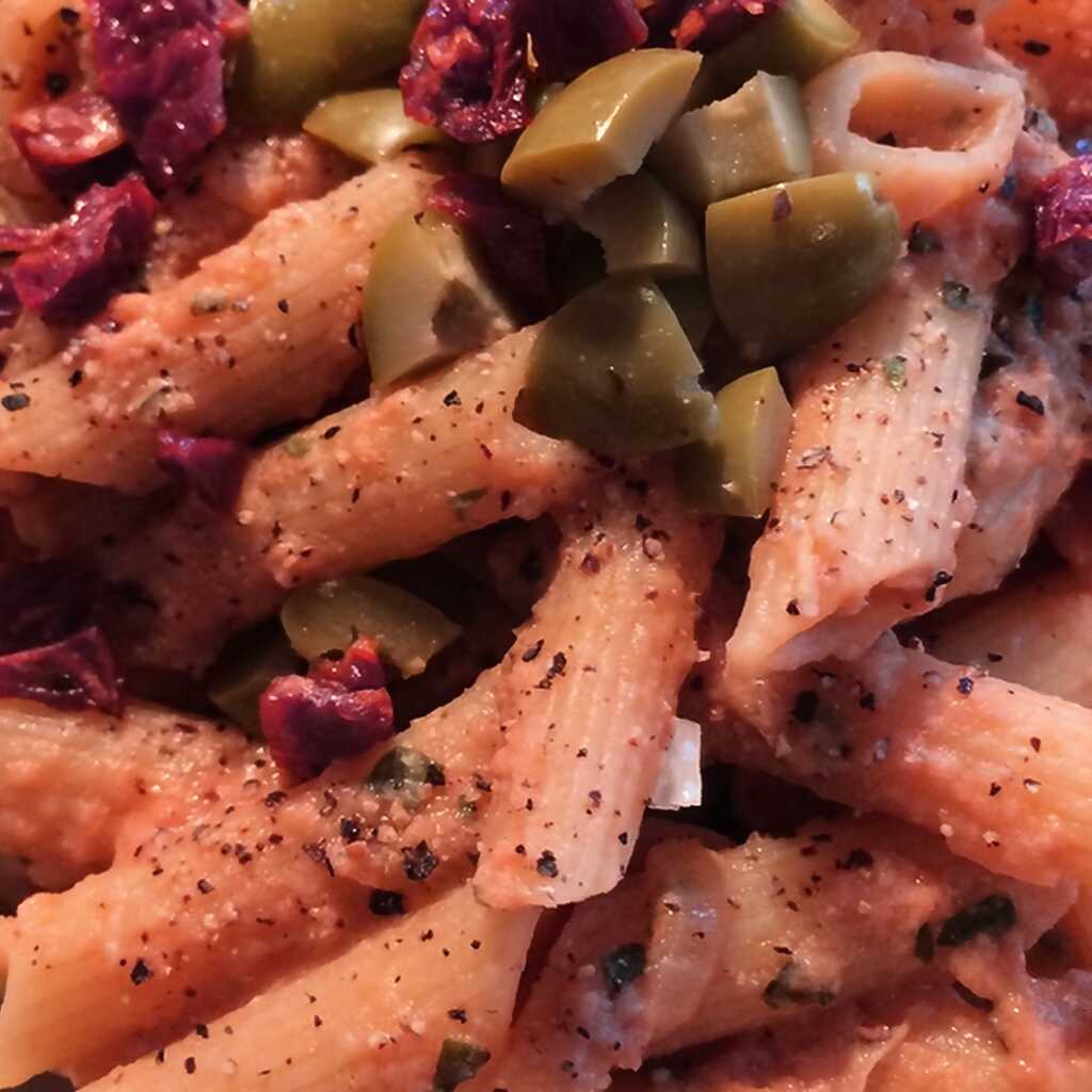 Nudeln mit Thunfisch und sonnengetrockneten Tomaten