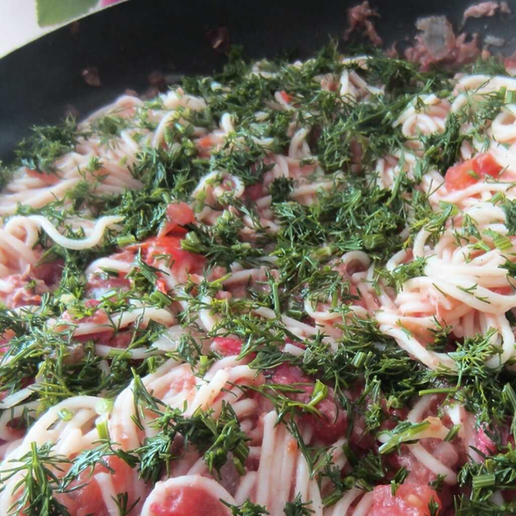 Nudeln mit Thunfisch und Tomaten