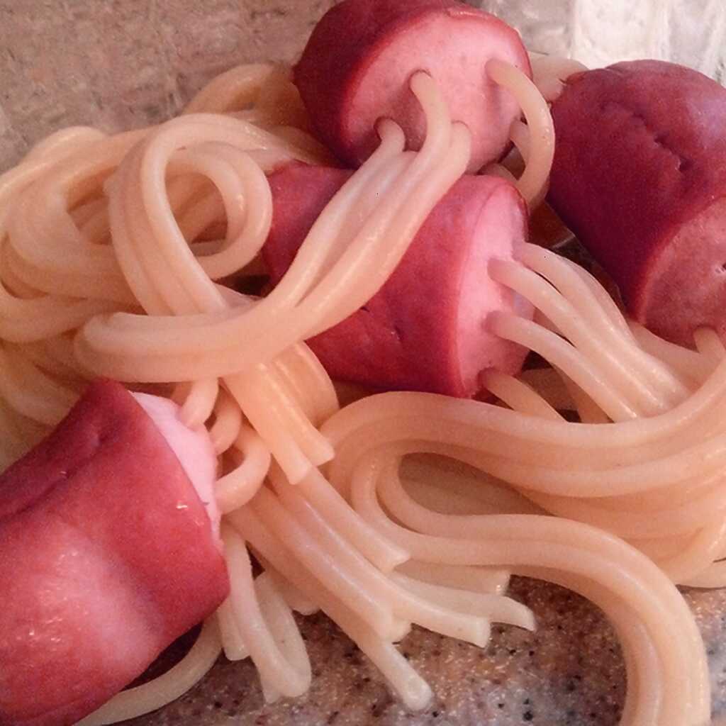 Nudeln mit Wurst