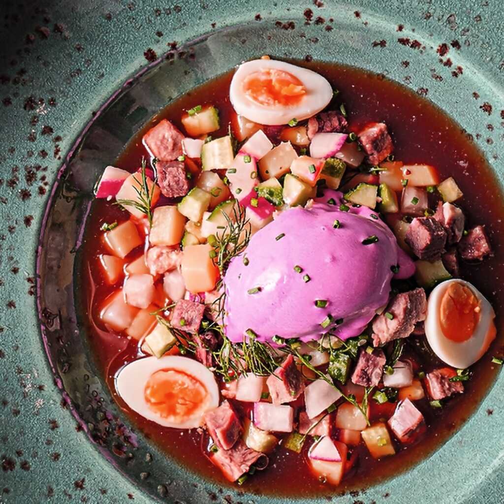Okroshka mit Rote-Bete-Eis und Meerrettich