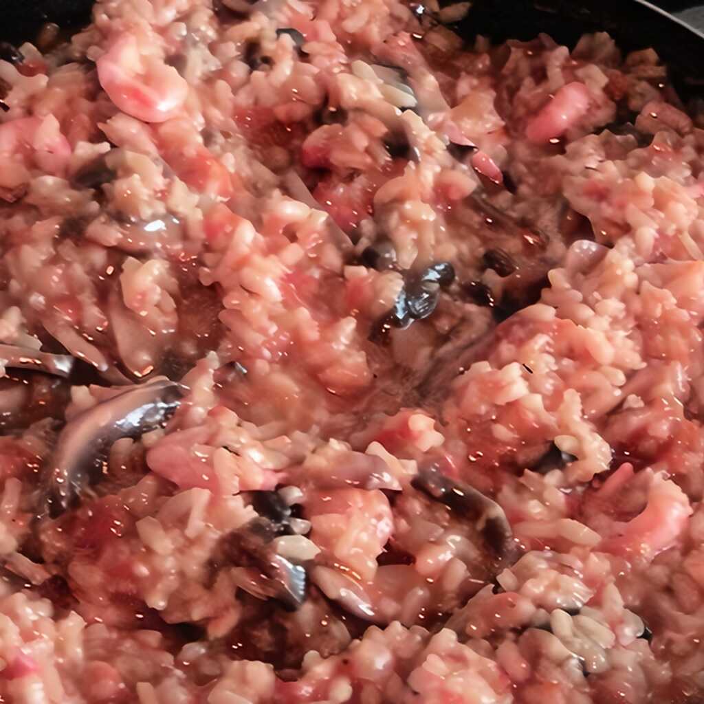 Paella mit Champignons und Garnelen