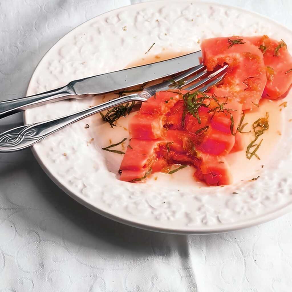 Papaya mit Limettensaft, Honig, Minze und Basilikum