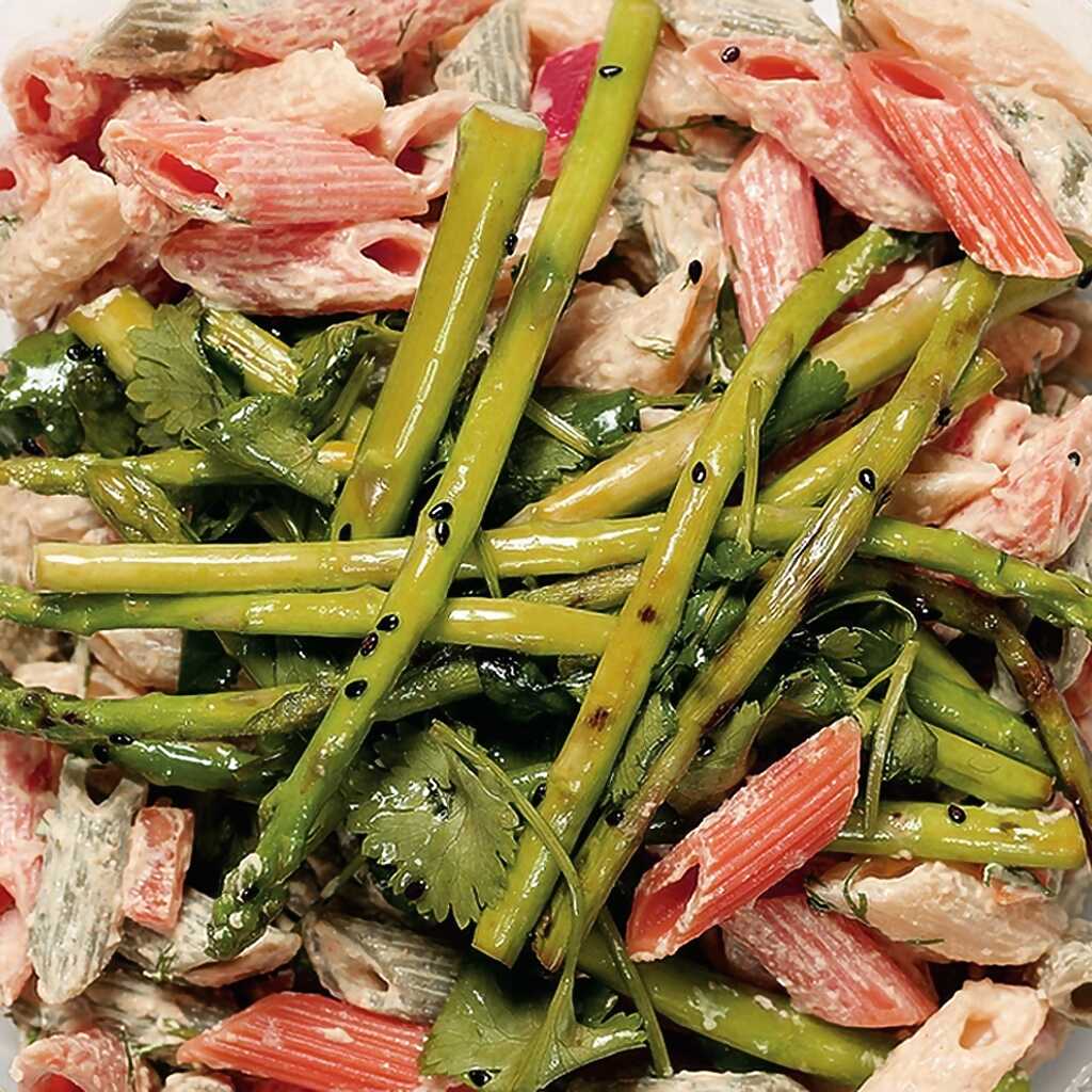 Penne in Sauerrahm-Curry mit würzigem Spargel