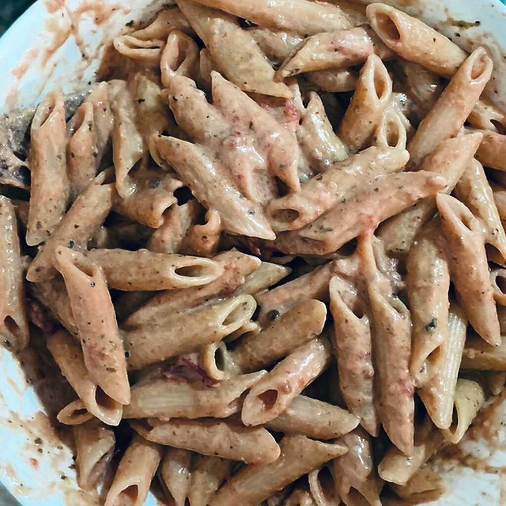 Penne-Nudeln mit Kirschtomaten und Pesto in Sahnesauce