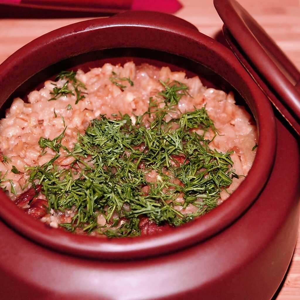 Perlenbrei mit Fleisch, im Topf gebacken