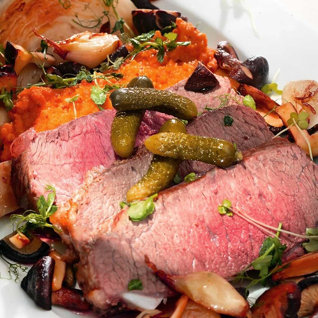 Pikantes Rindfleisch mit gebackenem Jungkohl und Karottenpüree