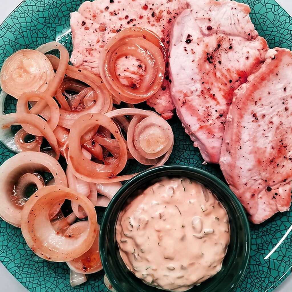 Putenbruststeaks in pikanter Sauce