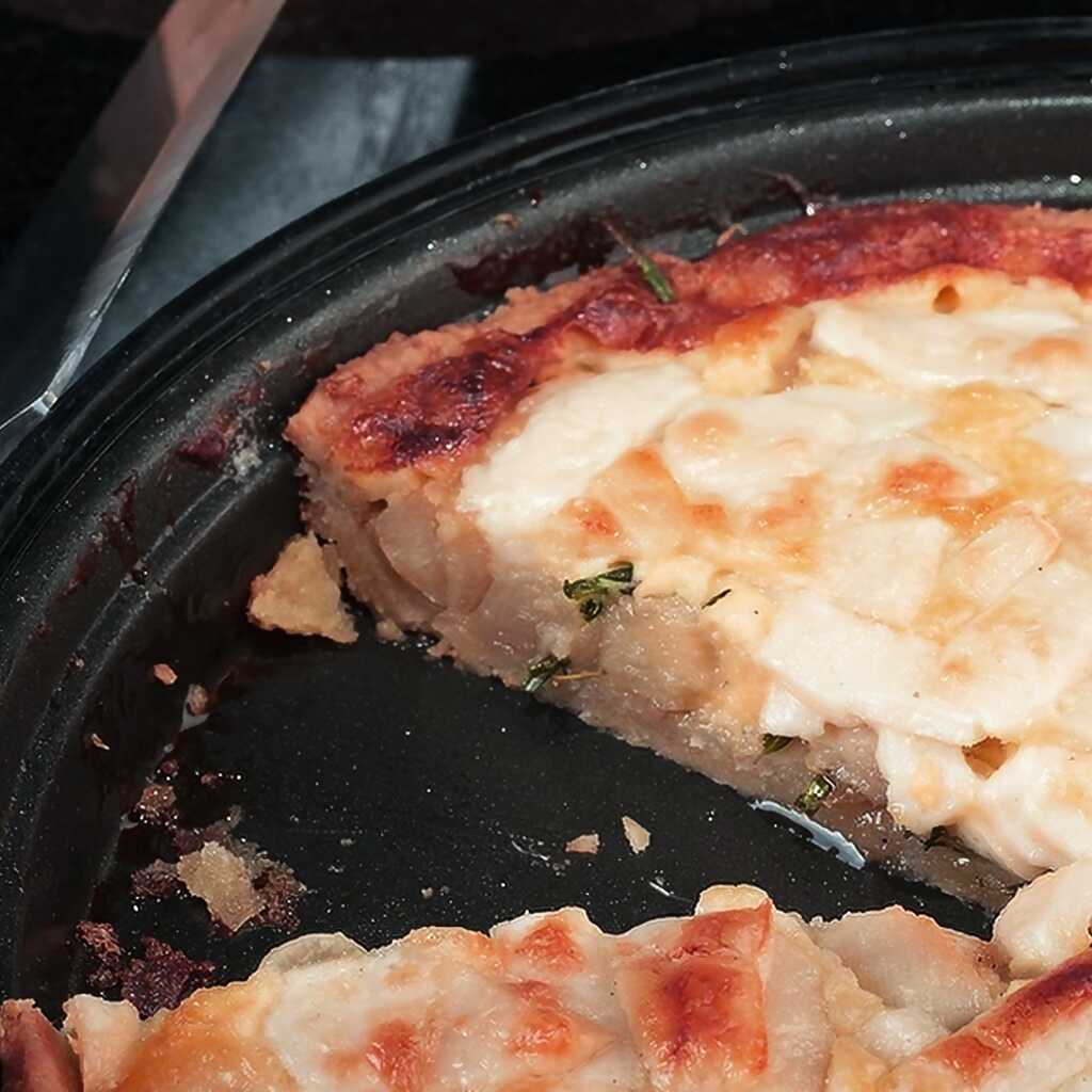 Quiche mit karamellisiertem Knoblauch und Kräutern