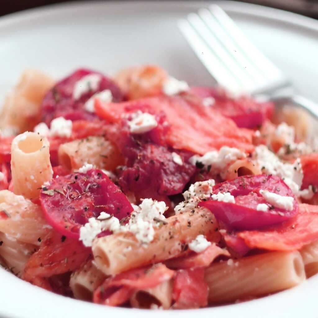 Rigatoni mit gebratenem Lachs, Kirschtomaten und Feta-Käse