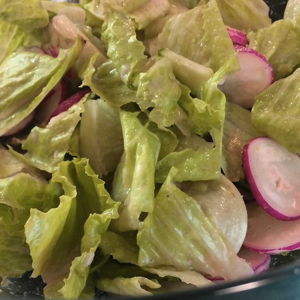 Romano, Radieschen und Gurkensalat mit Tahini-Dressing
