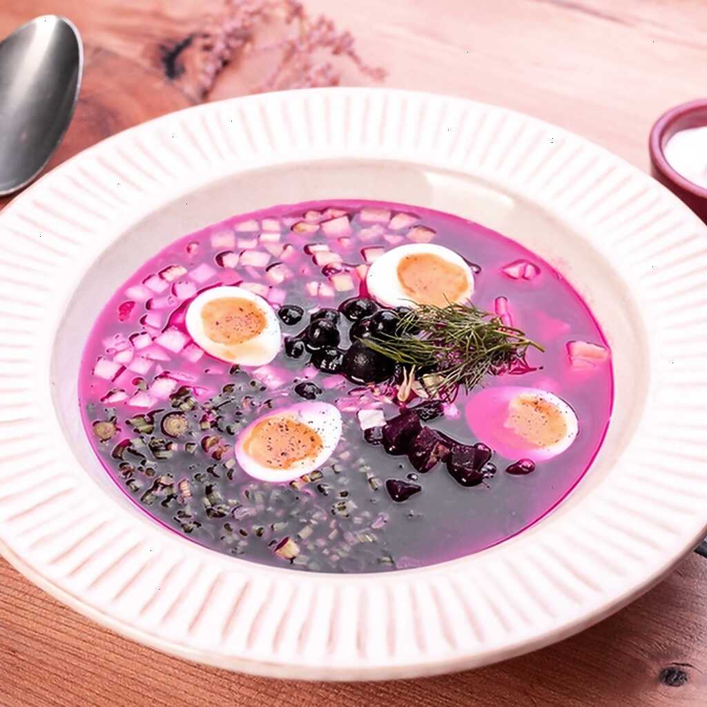 Rote-Bete-Suppe mit eiskalten schwarzen Johannisbeeren