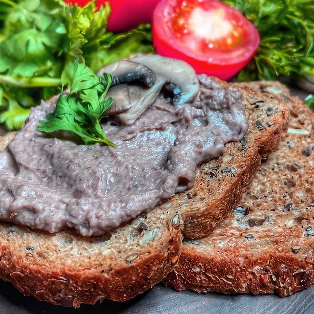 Rote Bohnenpastete mit Pilzen