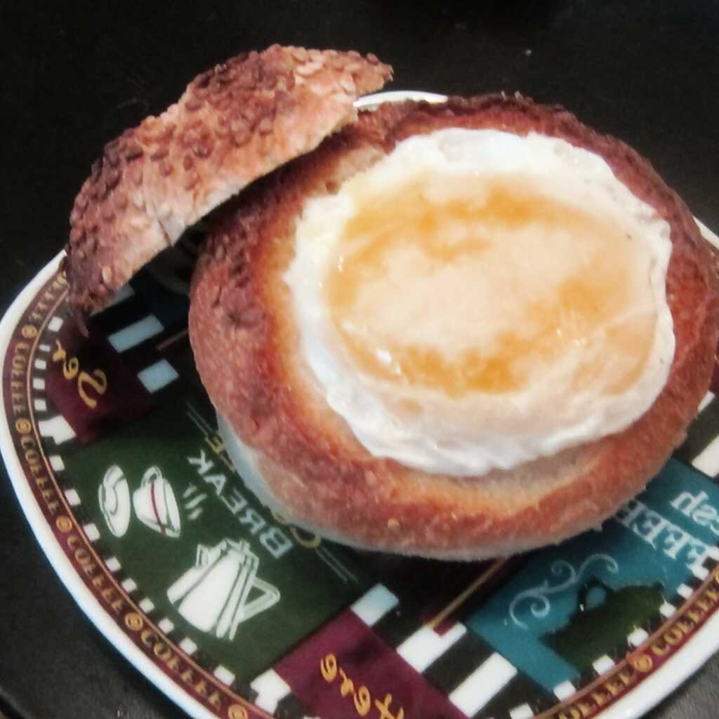 Rührei und Würstchen in einem Brötchen