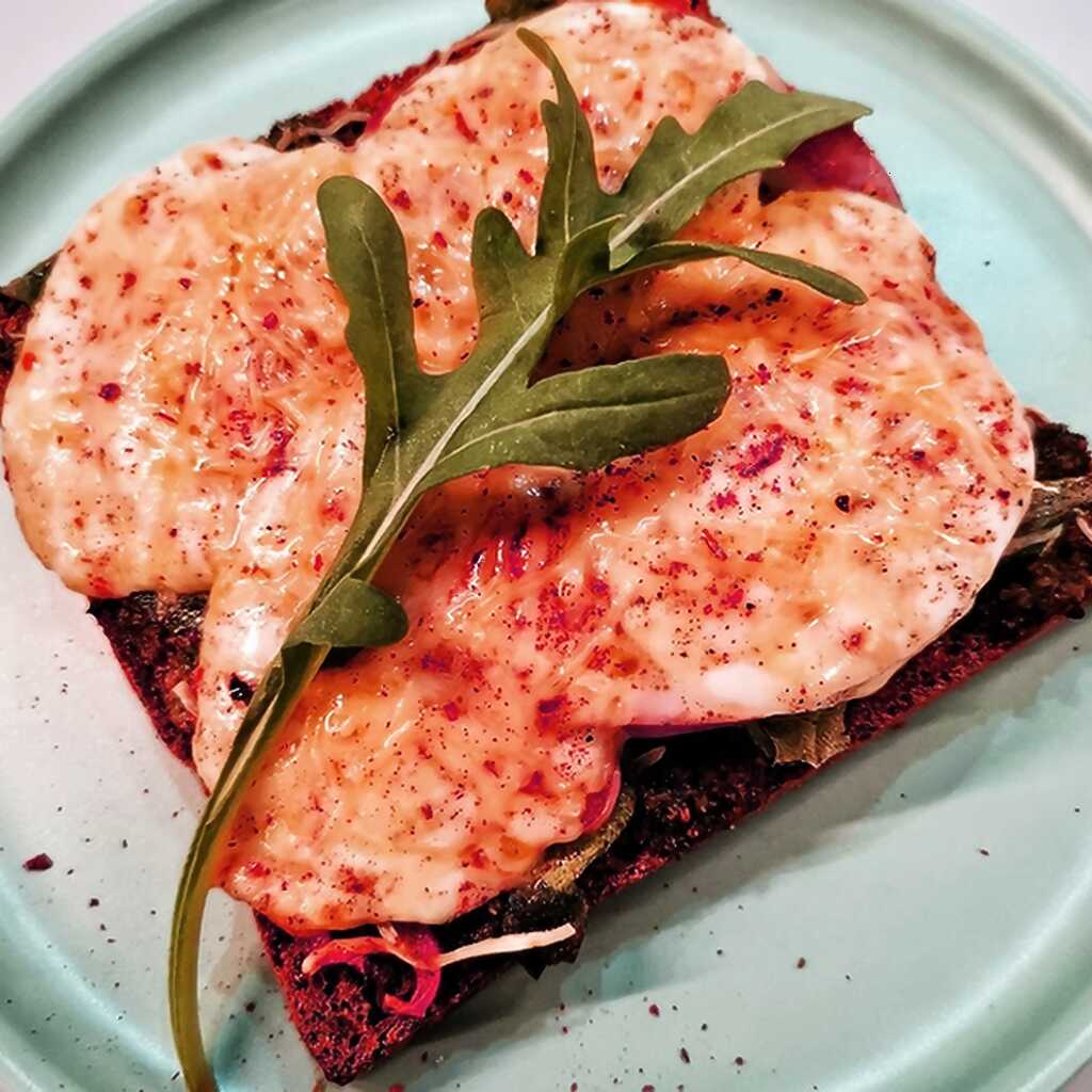 Saftiges Sandwich mit Mozzarella und Parmesan