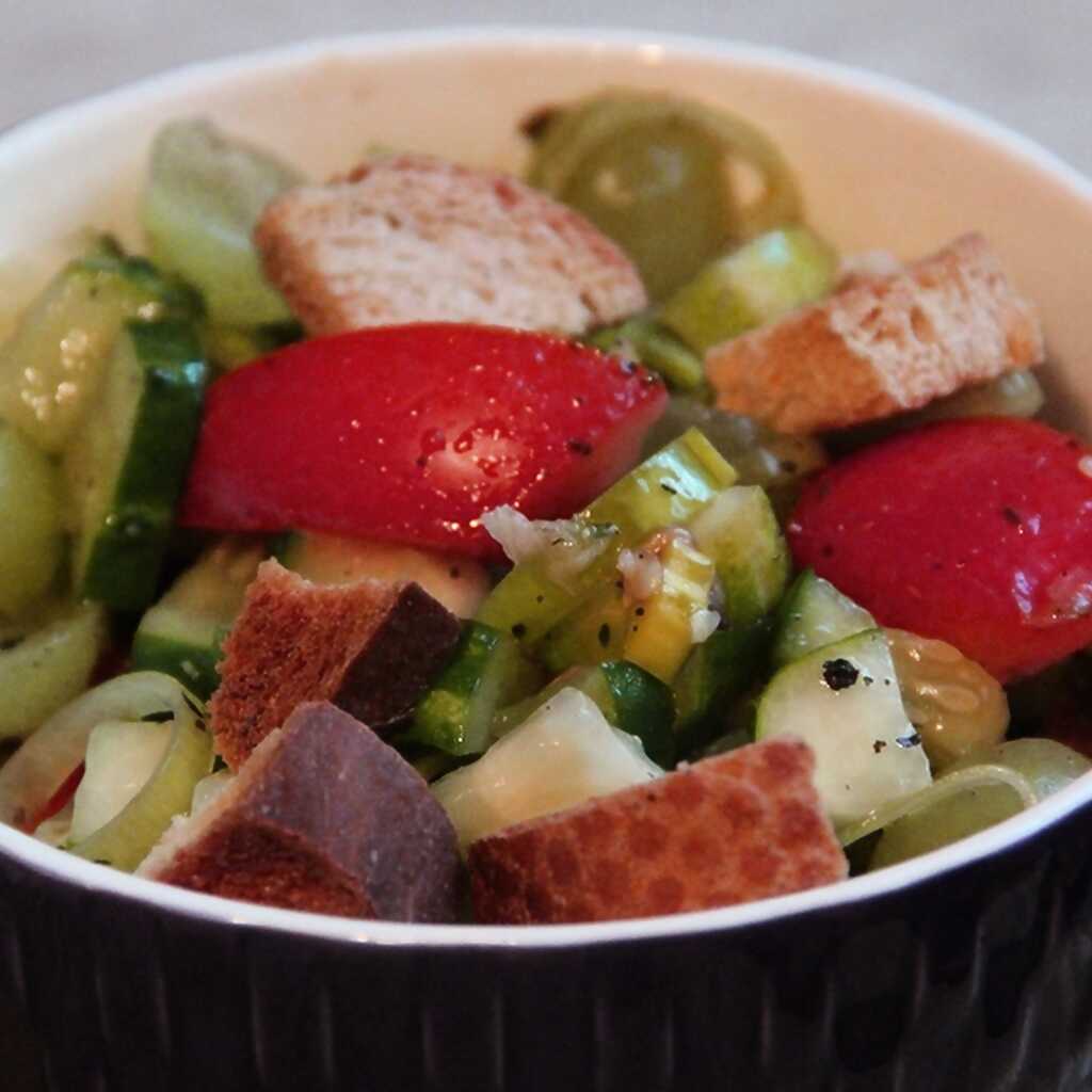 Salat aus frischem Gemüse, Croutons, grünen Weintrauben und Minze