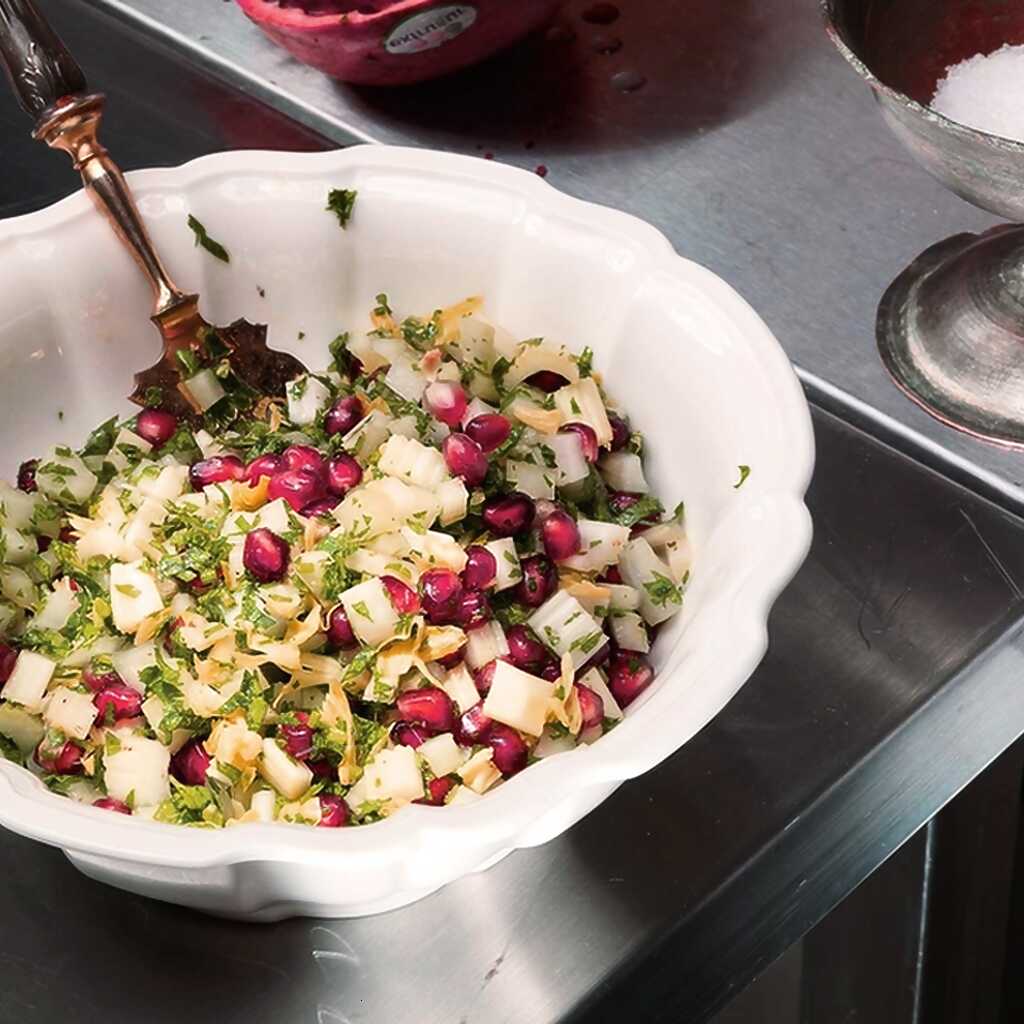 Salat aus grünem Sellerie, Petersilie und Granatapfel