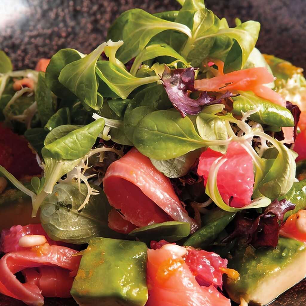Salat mit Grapefruit, Lachs und Avocado