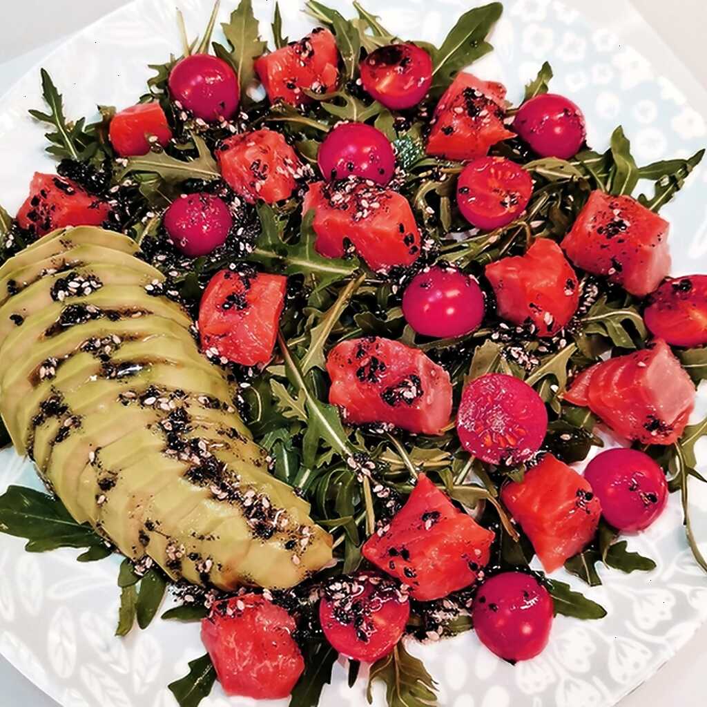 Salat mit leicht gesalzenem Lachs