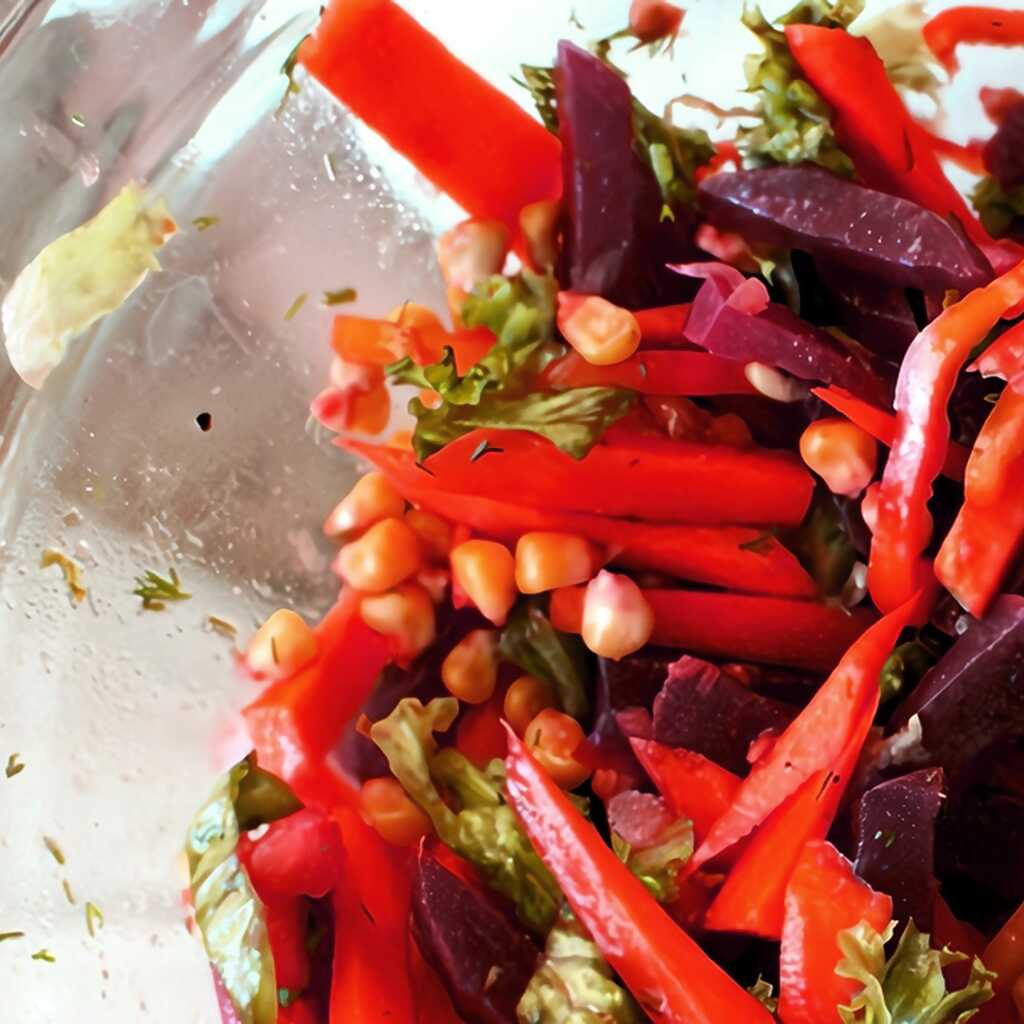 Salat mit Mais, Roter Bete und Karotten
