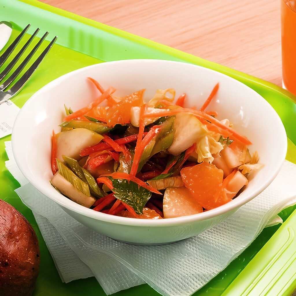 Salat mit Äpfeln, Karotten und Staudensellerie