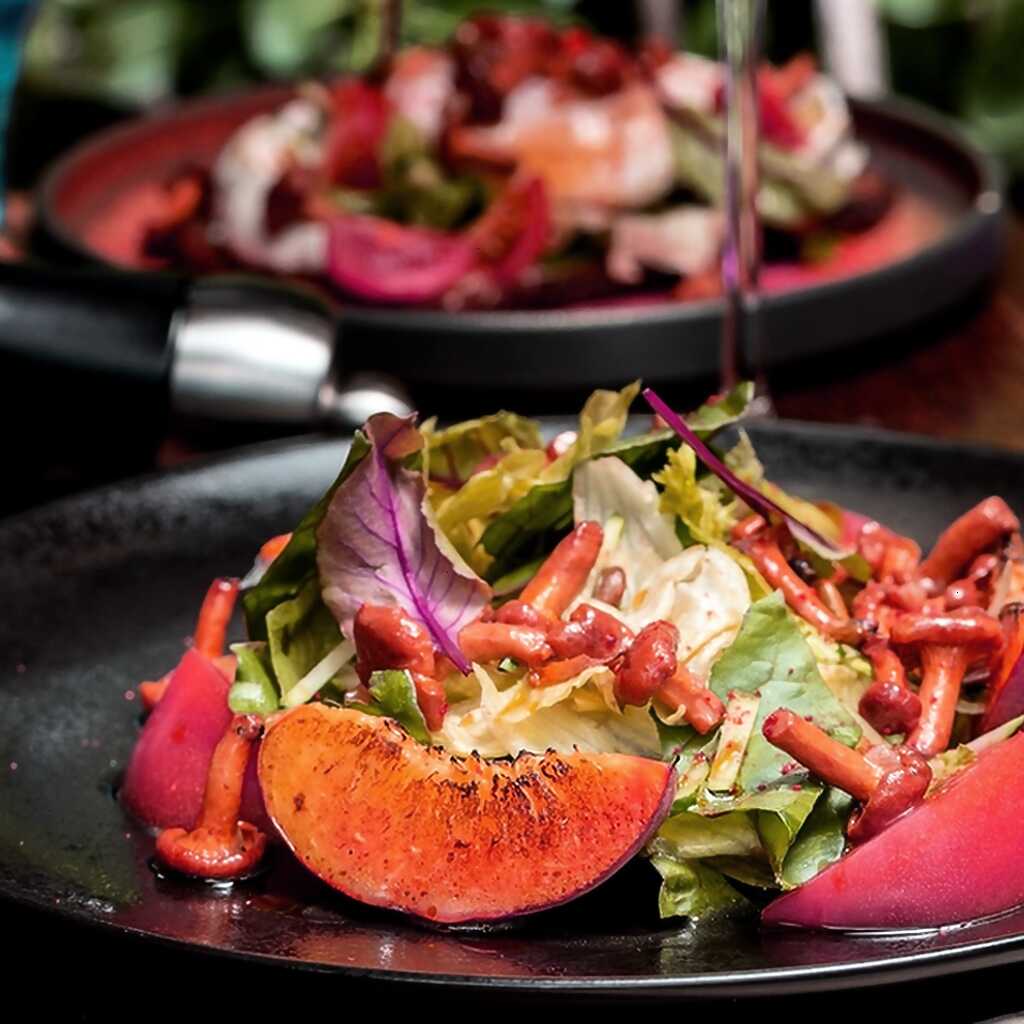 Salat mit Pfifferlingen und gebackenen Pfirsichen