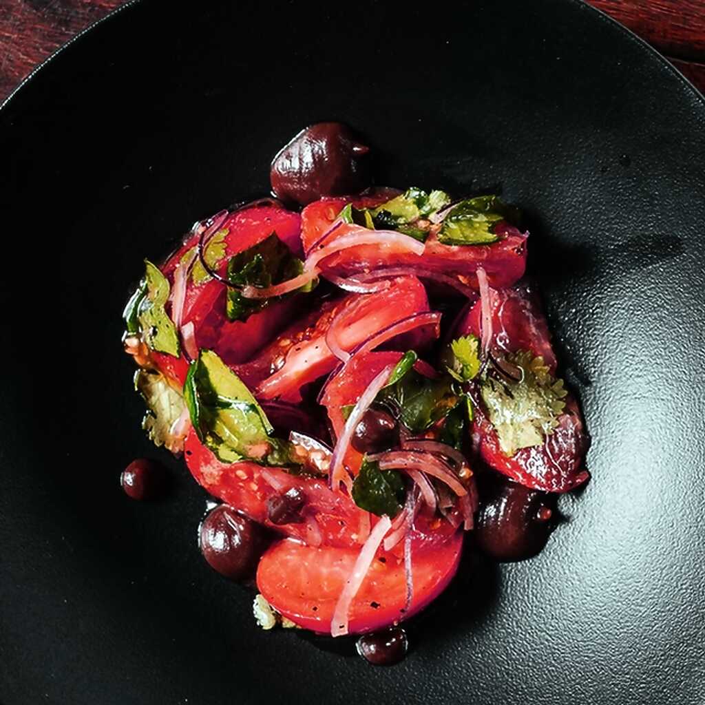 Salat mit reifen Tomaten und Zwiebelmarmeladencreme