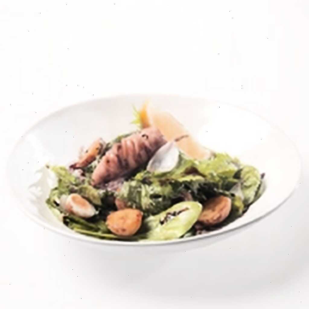 Salat mit Tintenfisch und Wachteleiern
