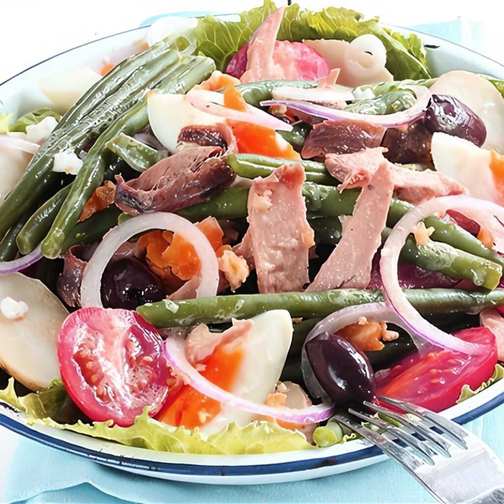 Salat nicoise mit frischem Thunfisch, Kapern und Anchovis