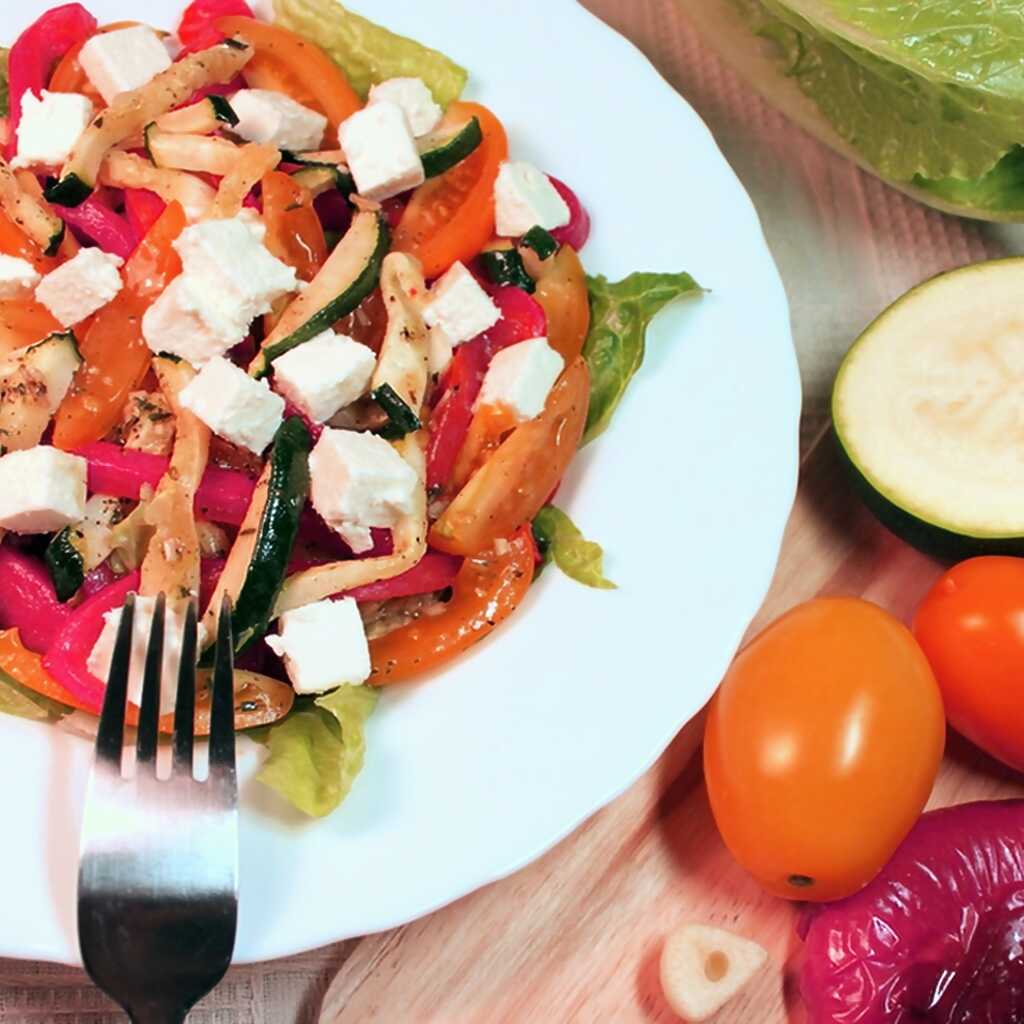 Salat von gebackenem Gemüse mit Feta