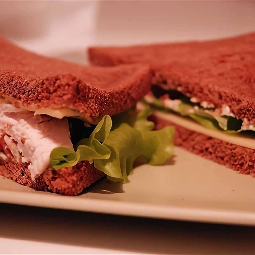 Sandwich mit Huhn und Tomate