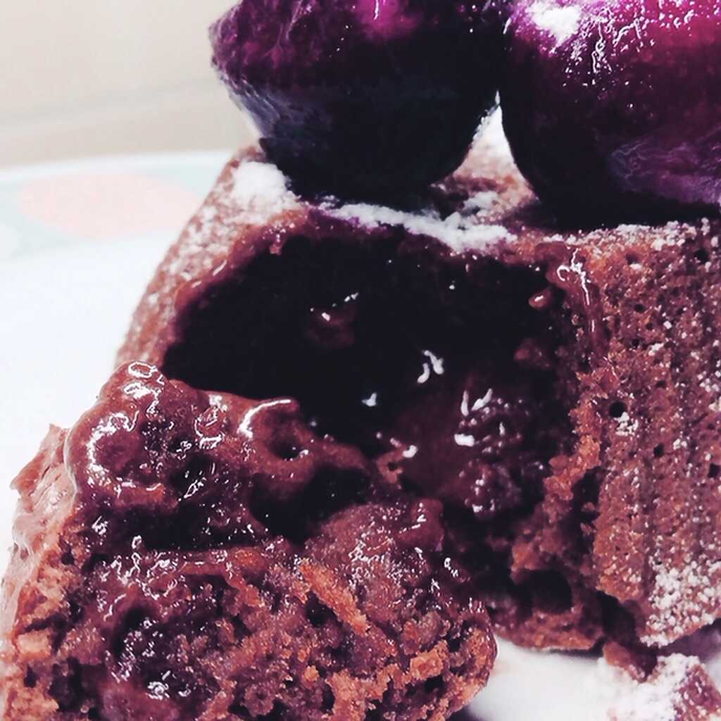 Schokoladenfondant mit Beeren
