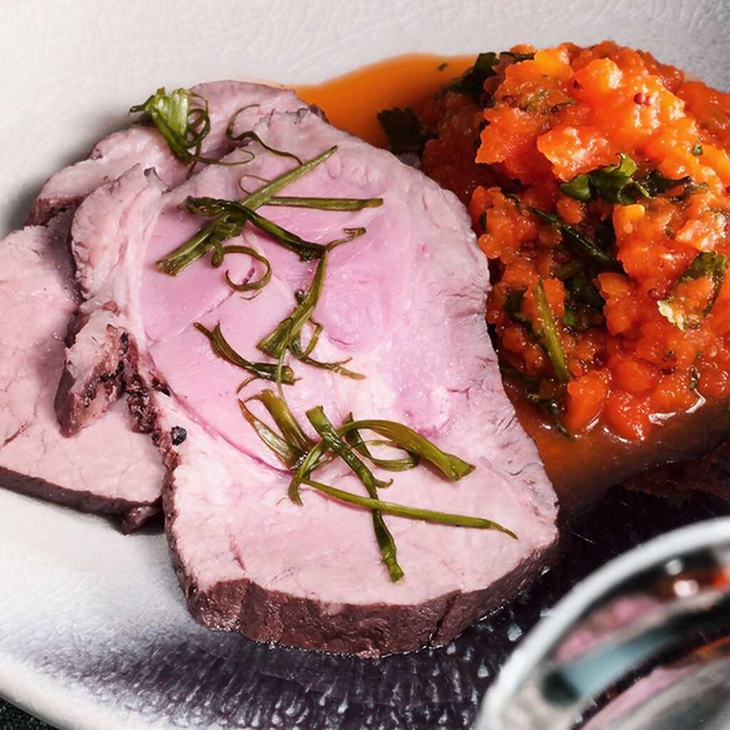 Schweinefleisch in Zwiebelschalen mit Karottenpüree und Zwiebelmarmelade