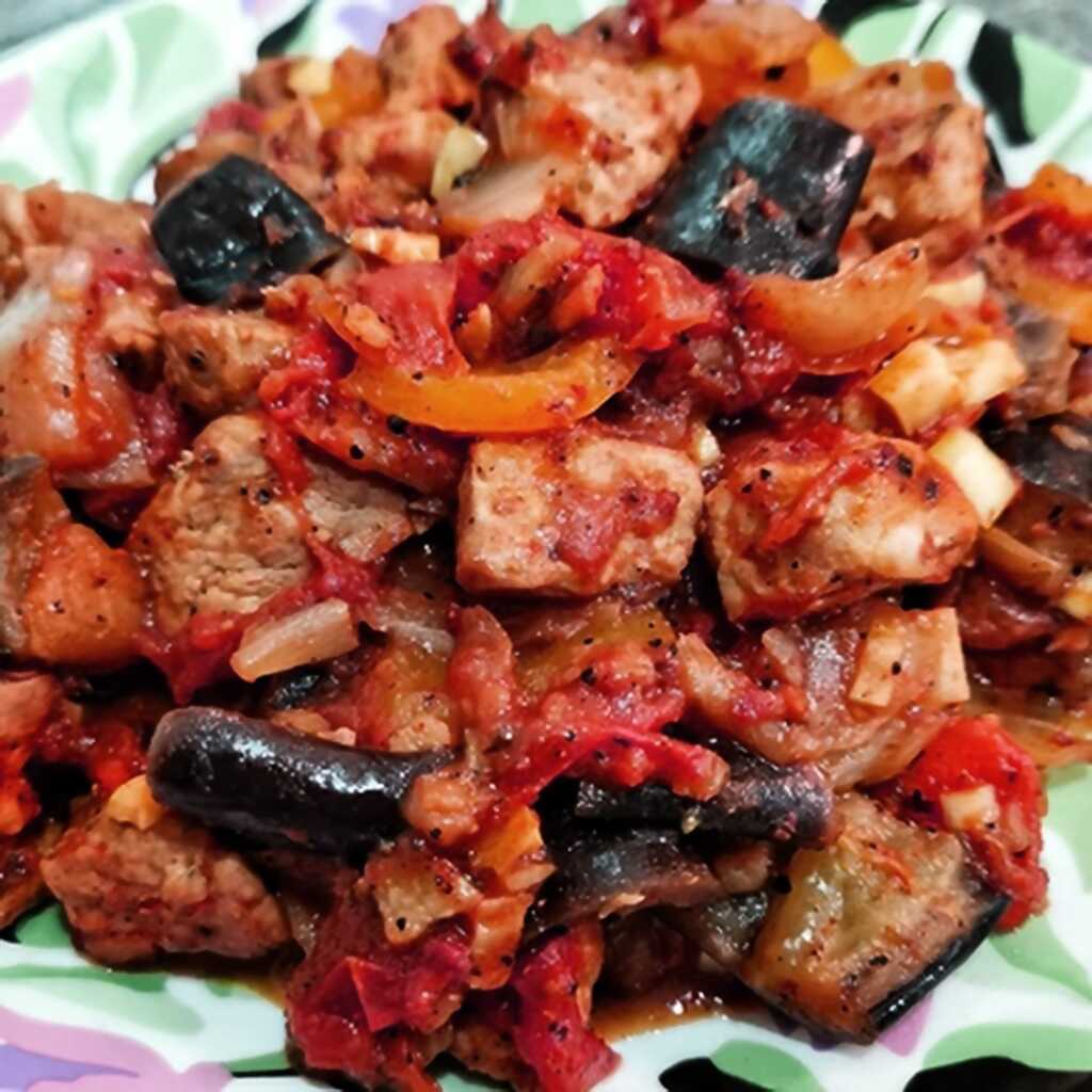 Schweinefleisch und Wursteintopf mit Kichererbsen