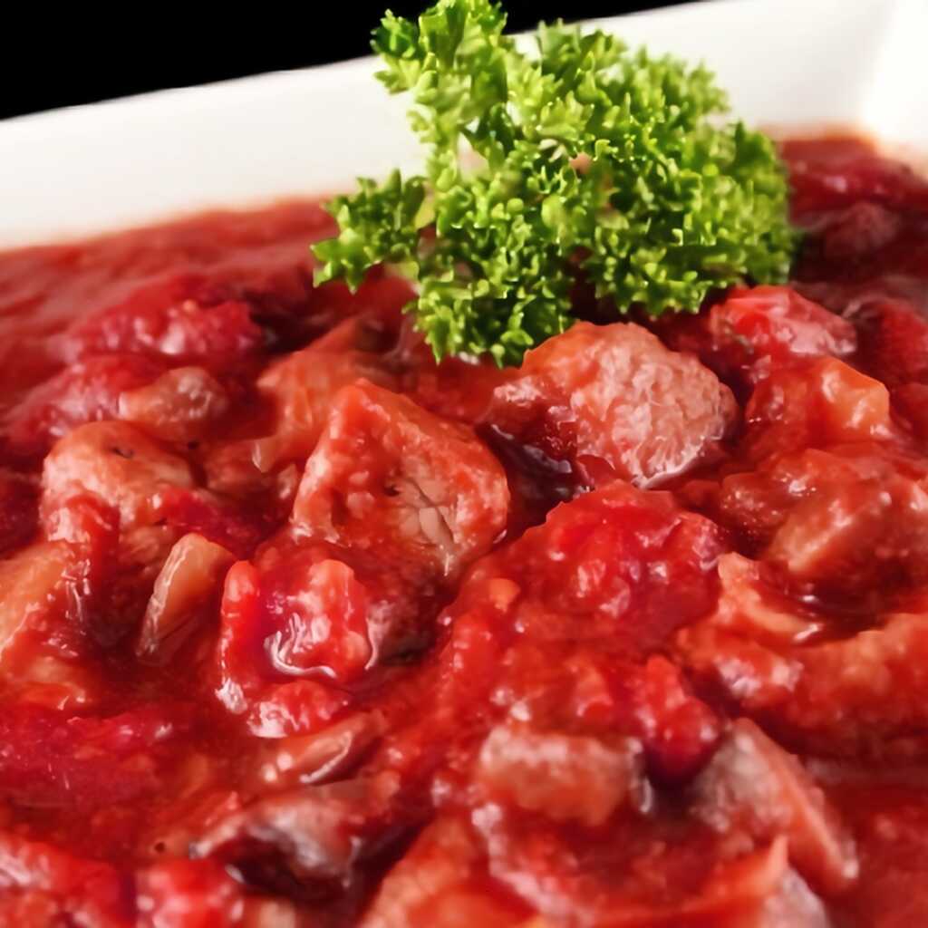 Schweinegulasch mit Karotten und Zwiebeln