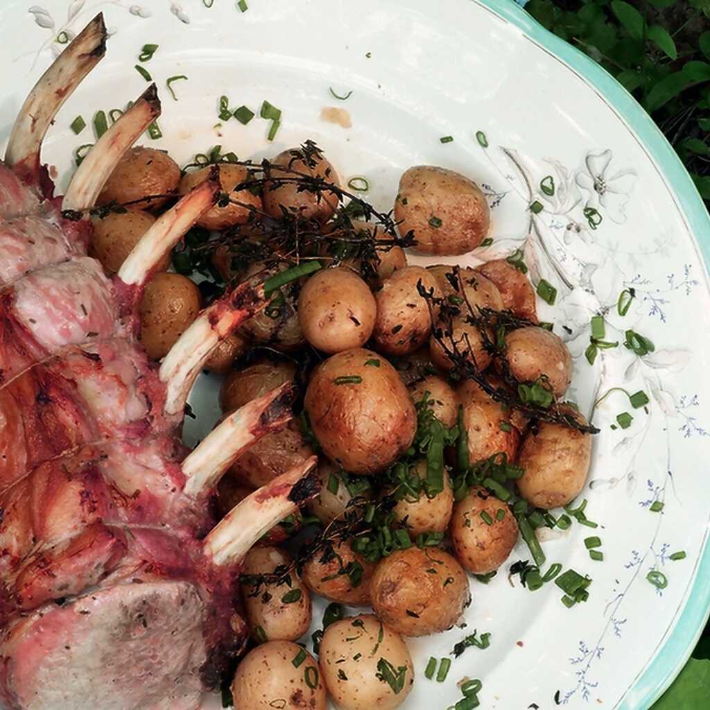Schweinelende Arista mit jungen Kartoffeln und Kräutern