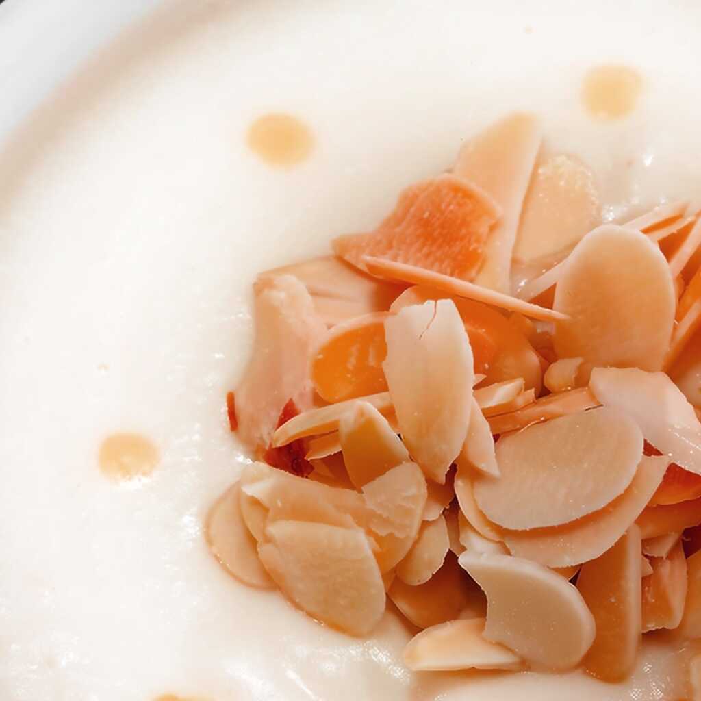 Selleriecremesuppe mit Trüffelöl und Mandeln