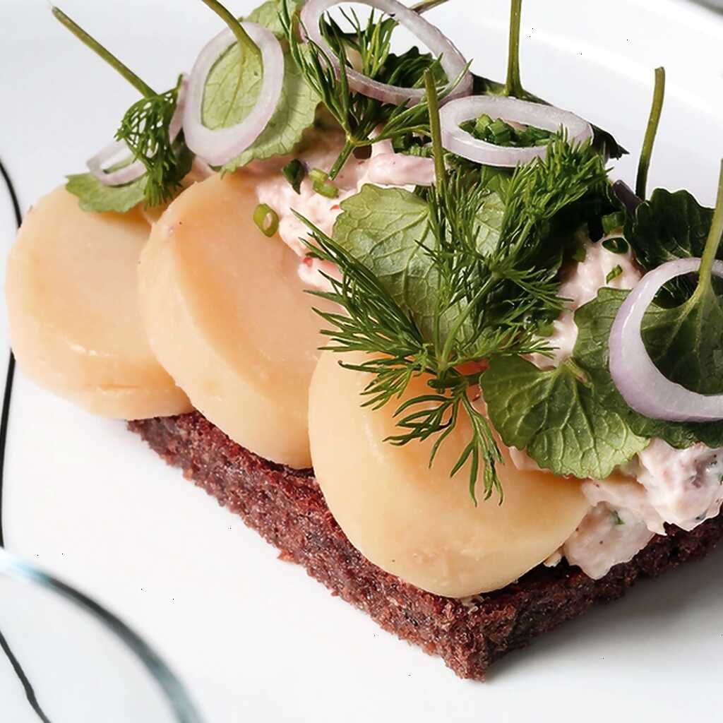 Smørrebrød mit Huhn und eingelegten Zwiebeln