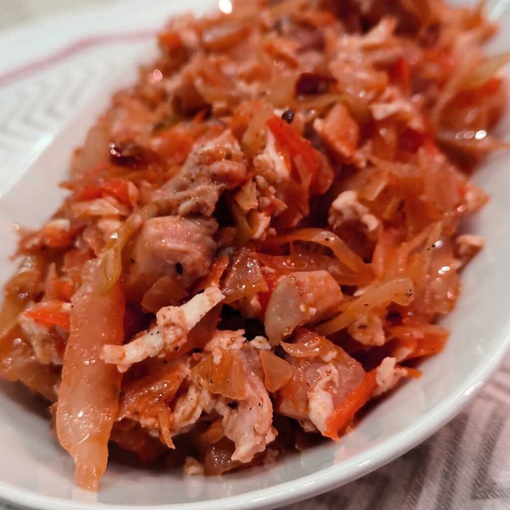 Soljanka mit Hähnchenschenkeln und Adygeya-Käse