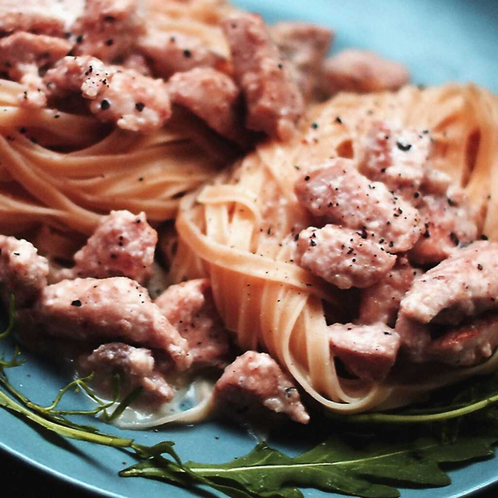 Spaghetti mit Huhn in Milchsoße