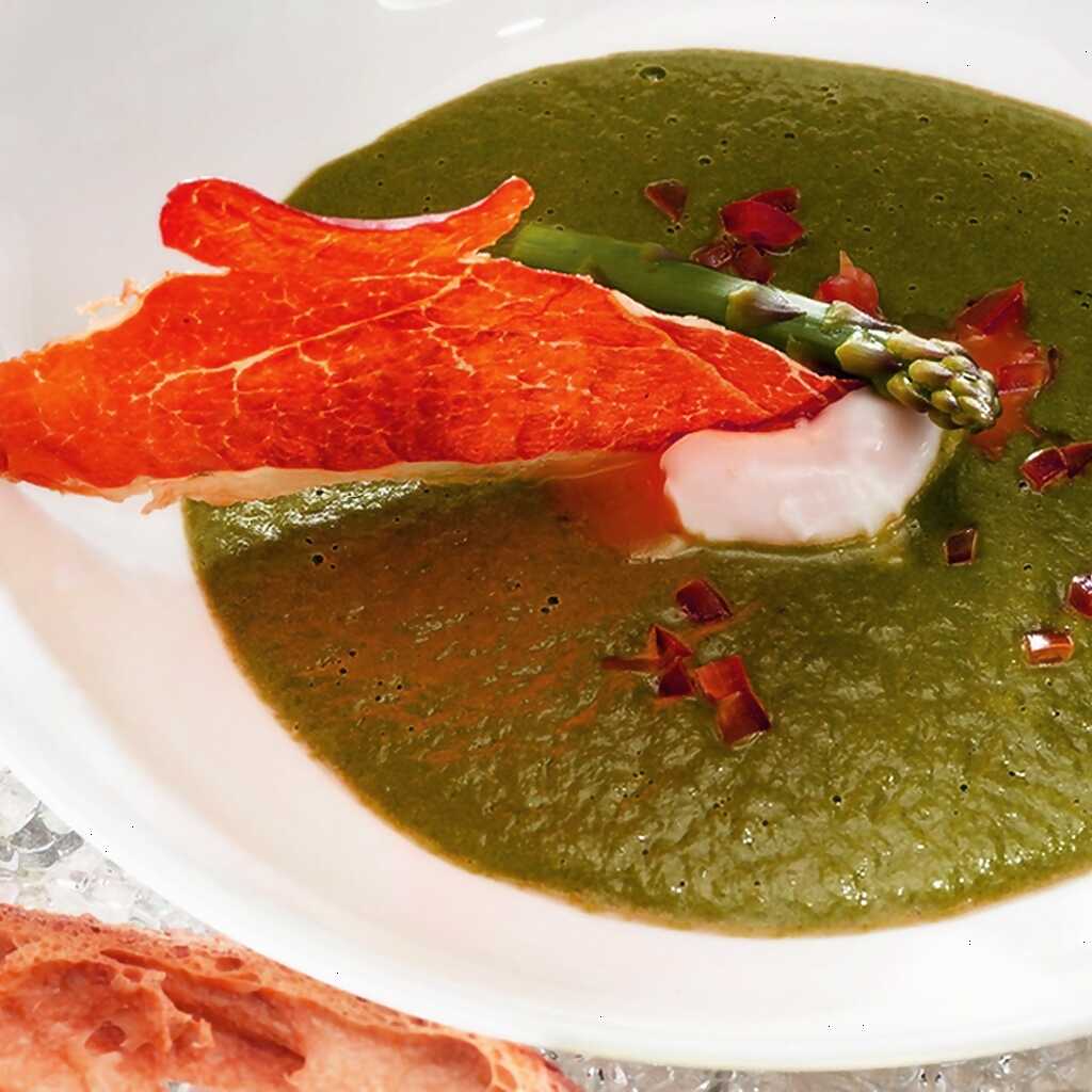 Spargelsuppe mit Parmaschinkenchips