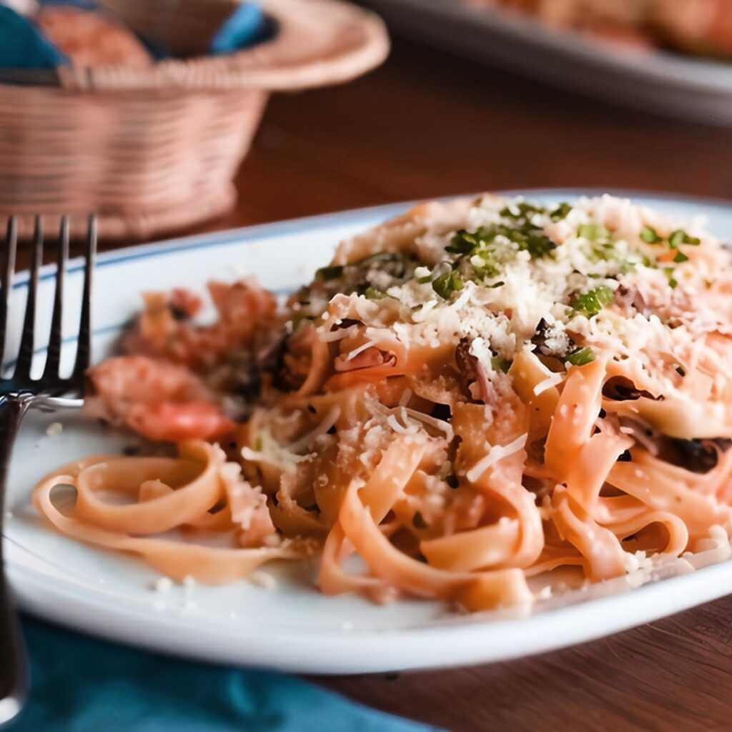 Tagliatelle mit Gorgonzolakäse und gerösteten Walnüssen